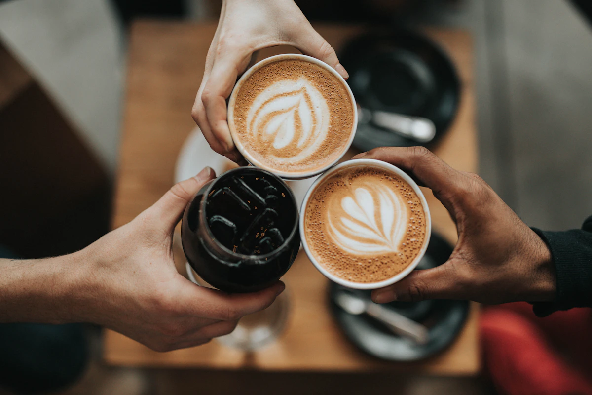 Café e utensílios de preparo sobre uma mesa de madeira